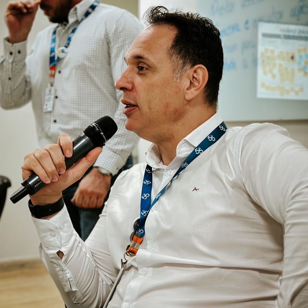 André Fernandes falando ao microfone em evento de mentoria